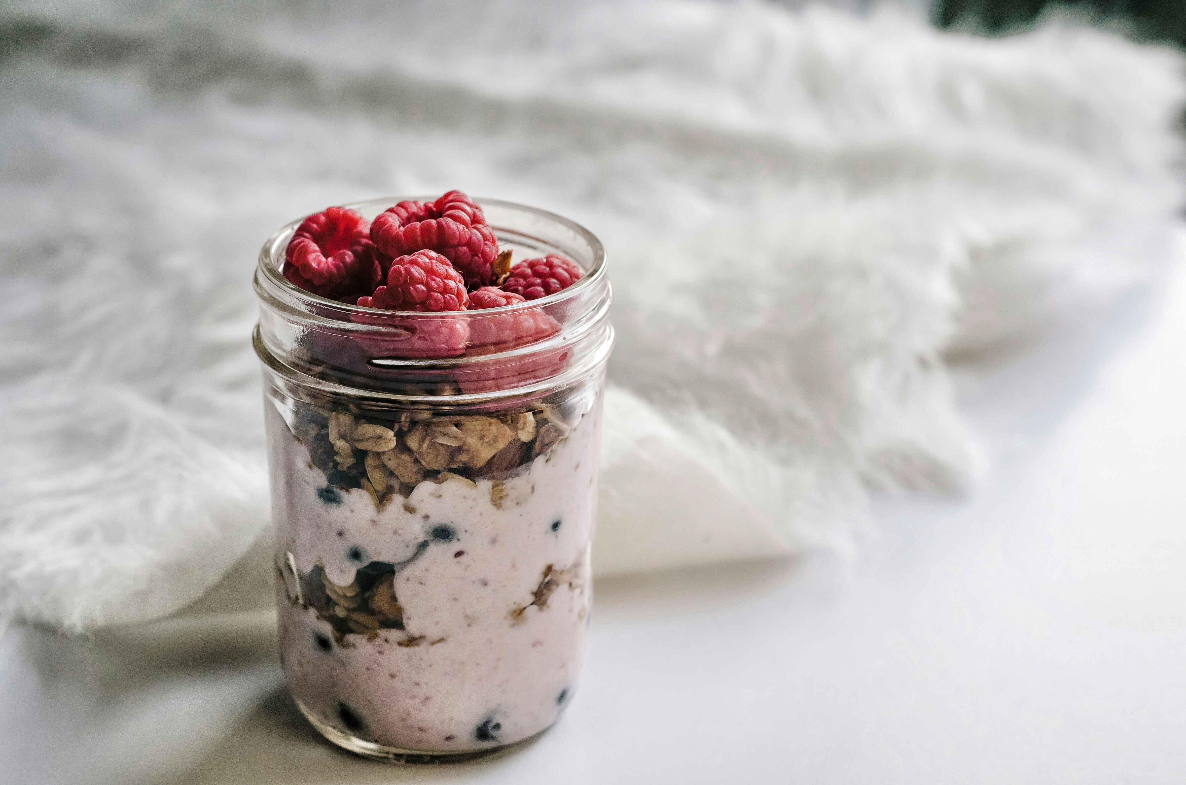 5 Bahan Simpel Bikin Overnight Oats Halal yang Sehat dan Nggak Ribet
