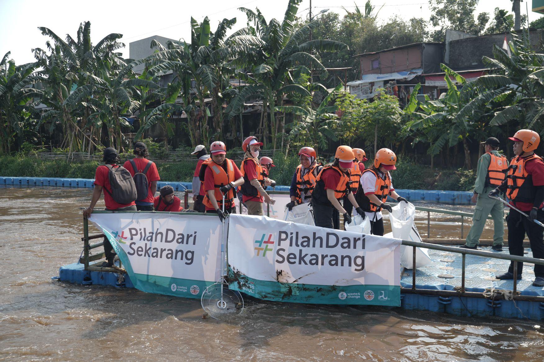 5 Momen Aksi Bersih Sungai Ciliwung Bareng WINGS Peduli yang Bikin Kamu Semangat Jaga Lingkungan